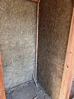 土壁の解体撤去、分別処分の為一気に撤去出来ないんですよ、表面から順番に解体します。