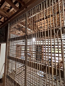 この竹がかなり頑丈に編んであるんですよ。