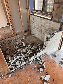 ユニットバス周りのブロックも全て撤去します。