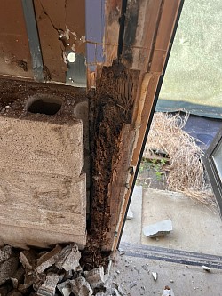 柱は半分以上無くなった状態