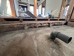 土台も腐食が激しいですね。