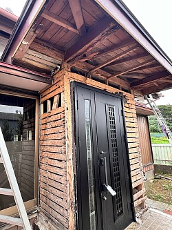 玄関も白蟻被害酷くて減築決定解体します。