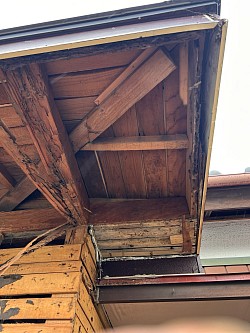 梁も被害が酷くてボロボロになってます。