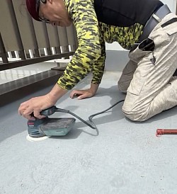 既存のFRPを研磨作業