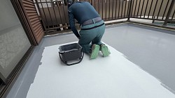仕上げトップコート遮熱グレーを2〜3回塗り